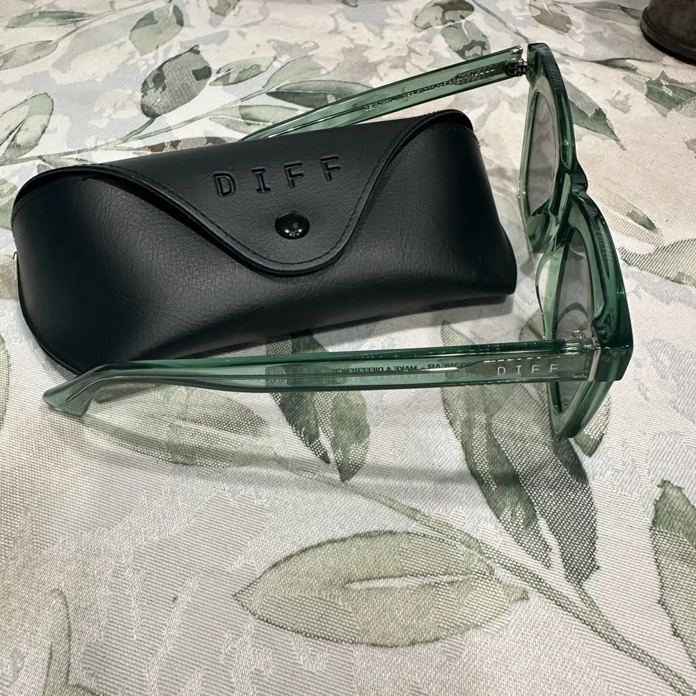 Diff Eyewear Green Transparent Sunglasses - Picture 5 of 6